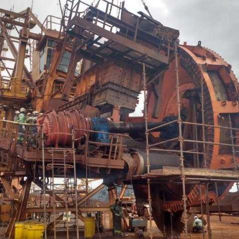 Montagem dos mancais da roda de caçambas ZPMC de Vargem Grande